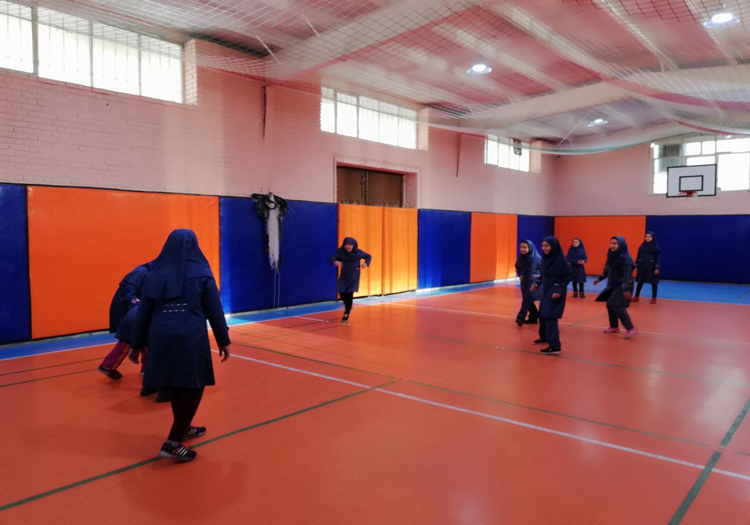 انجام تمرینات داژبال جهت شرکت در مسابقات جام فجر- دبستان دخترانه شماره ۲ مشهد
